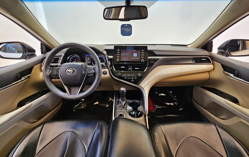 Toyota Camry (Bianca), 2024 in affitto a Sharjah
