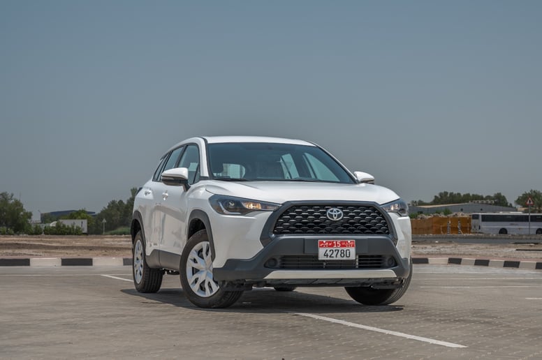 Toyota Corolla Cross (Wei&szlig;), 2024  zur Miete in Sharjah