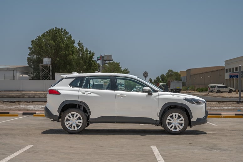 Toyota Corolla Cross (Wei&szlig;), 2024  zur Miete in Sharjah