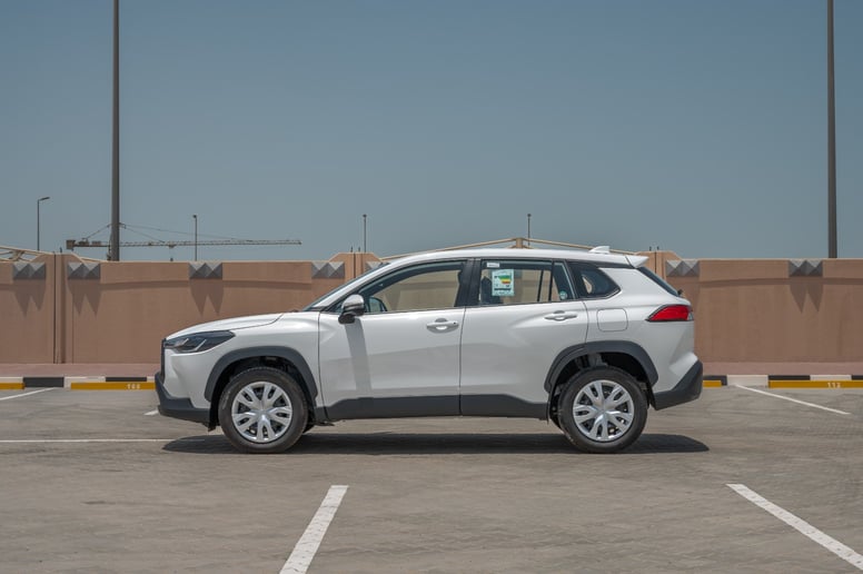 Toyota Corolla Cross (Wei&szlig;), 2024  zur Miete in Sharjah