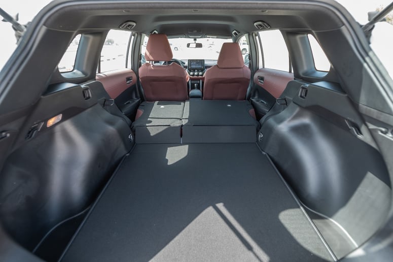 Toyota Corolla Cross (Wei&szlig;), 2024  zur Miete in Sharjah