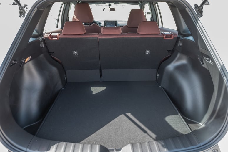 Toyota Corolla Cross (Wei&szlig;), 2024  zur Miete in Sharjah