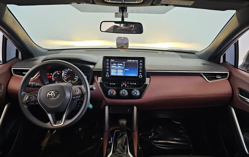 在迪拜 租 丰田Corolla Cross (白色), 2024