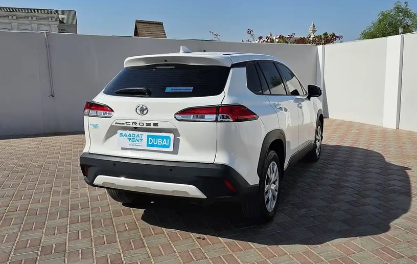 在迪拜 租 丰田Corolla Cross (白色), 2024