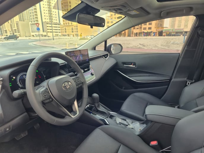 Toyota Corolla (Blanco), 2025 para alquiler en Dub&aacute;i