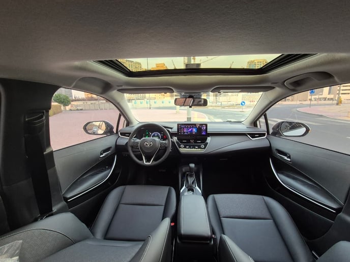 Toyota Corolla (Blanco), 2025 para alquiler en Dub&aacute;i
