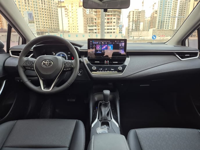 Toyota Corolla (Blanco), 2025 para alquiler en Dub&aacute;i