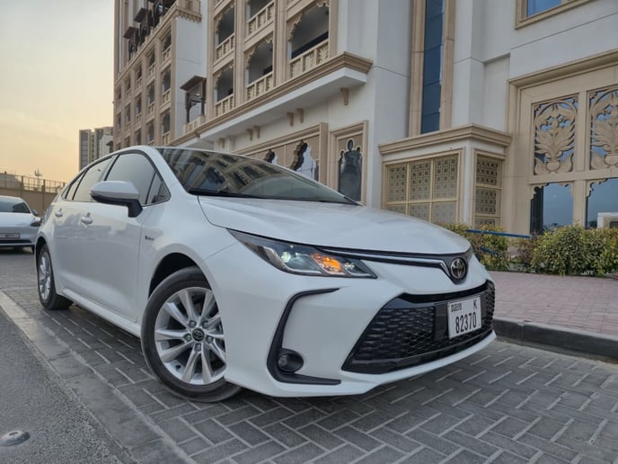 Toyota Corolla (Blanco), 2025 para alquiler en Dub&aacute;i