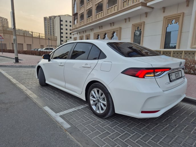 Toyota Corolla (Blanco), 2025 para alquiler en Dub&aacute;i