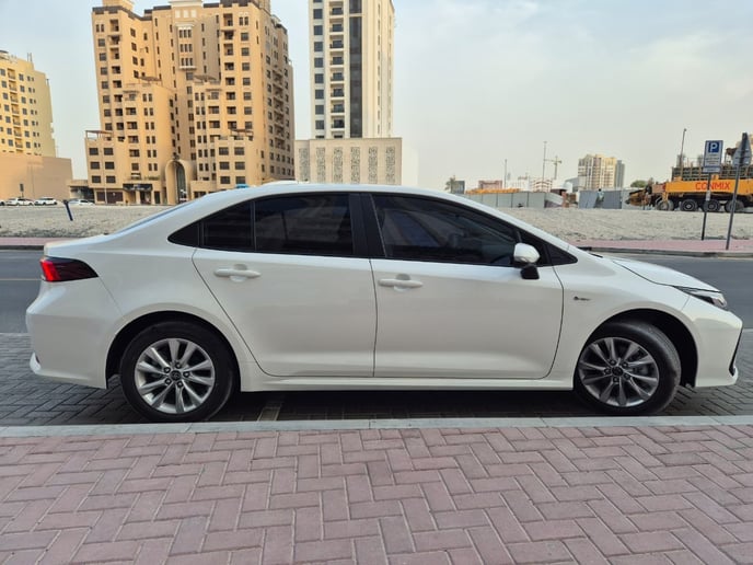 Toyota Corolla (Blanco), 2025 para alquiler en Dub&aacute;i