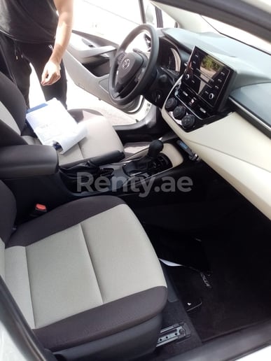 Toyota Corolla (Blanco), 2020 para alquiler en Dub&aacute;i