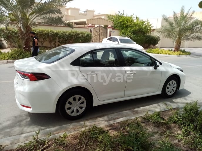 Toyota Corolla (Blanco), 2020 para alquiler en Dub&aacute;i
