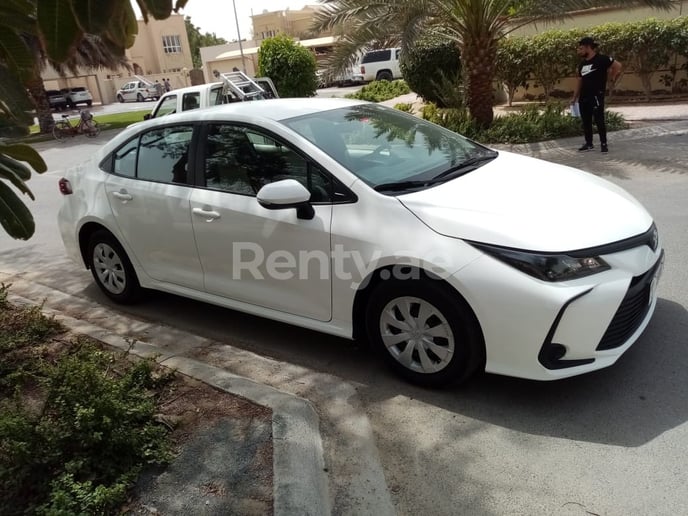 Toyota Corolla (Blanco), 2020 para alquiler en Dub&aacute;i