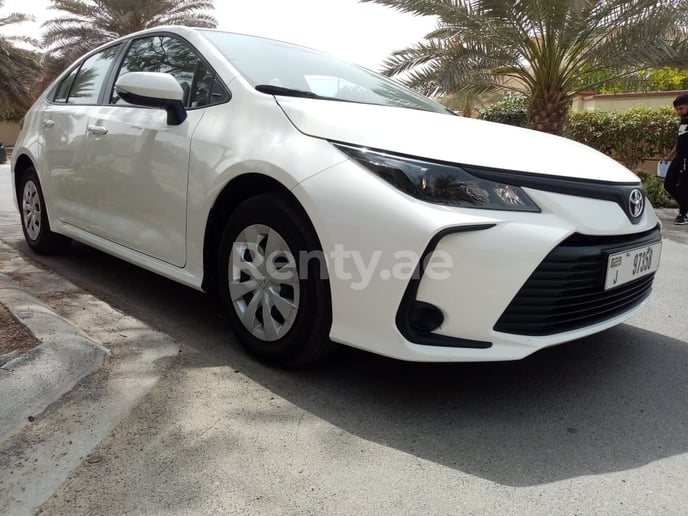 Toyota Corolla (Blanco), 2020 para alquiler en Dub&aacute;i