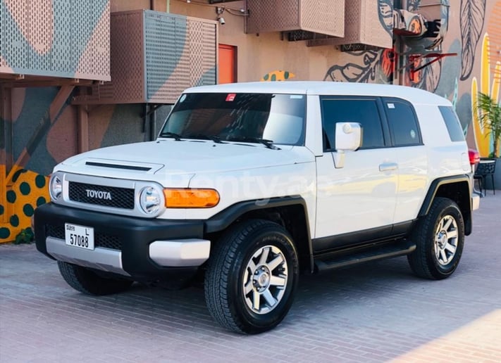 Dubai'de kiralık Toyota FJ Cruiser (Beyaz), 2020