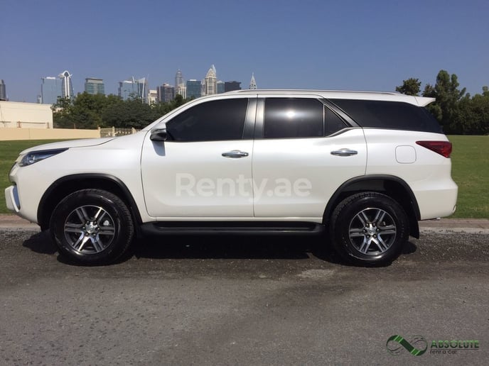 在迪拜 租 丰田Fortuner (白色), 2017