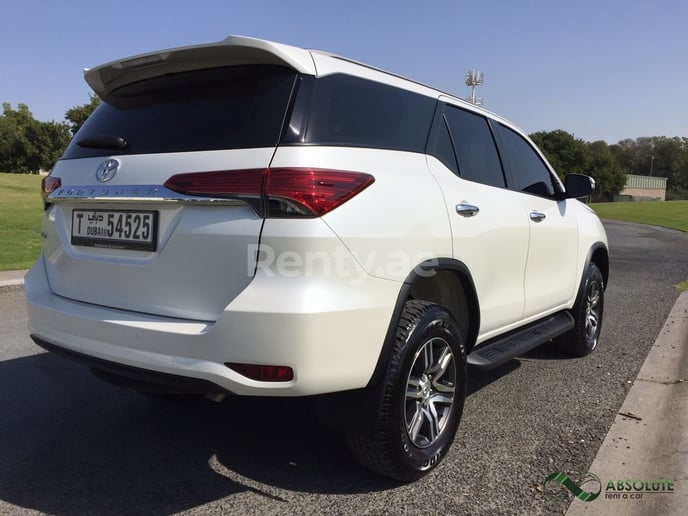 在迪拜 租 丰田Fortuner (白色), 2017