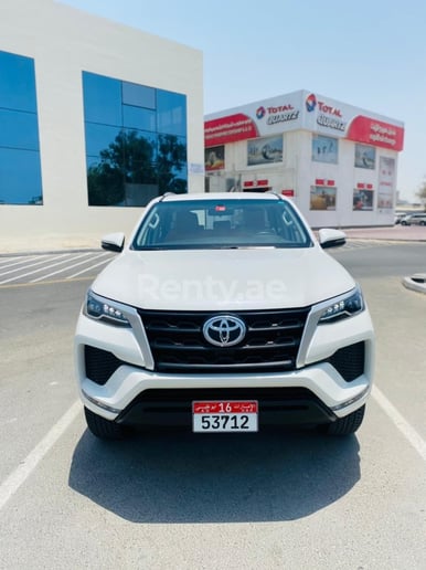 Toyota Fortuner (Blanco), 2021 para alquiler en Dub&aacute;i