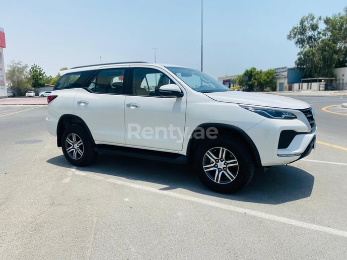 Toyota Fortuner (Blanco), 2021 para alquiler en Dub&aacute;i