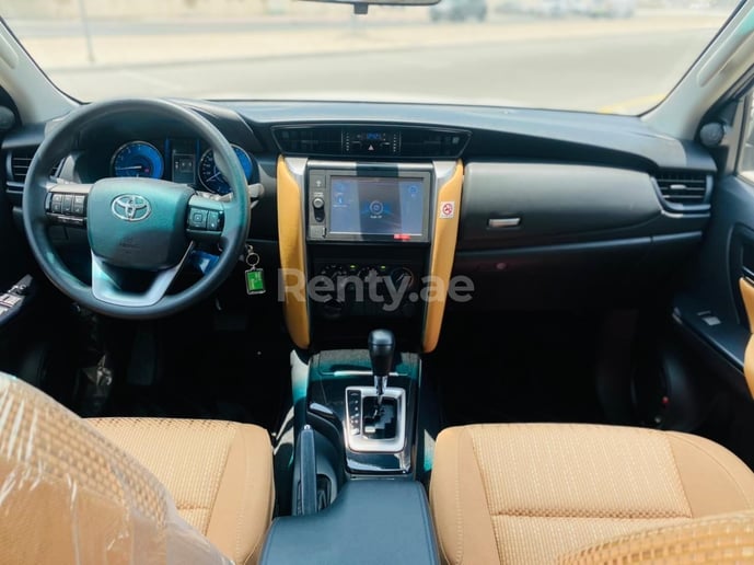 Toyota Fortuner (Blanco), 2021 para alquiler en Dub&aacute;i