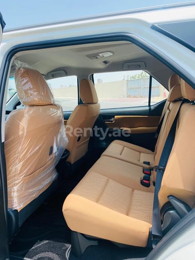 Toyota Fortuner (Blanco), 2021 para alquiler en Dub&aacute;i