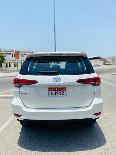Toyota Fortuner (Blanco), 2021 para alquiler en Dub&aacute;i