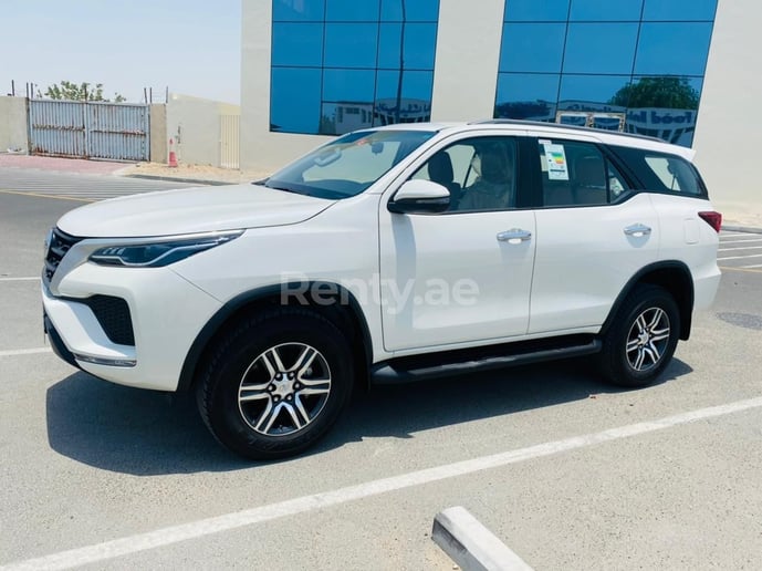 Toyota Fortuner (Blanco), 2021 para alquiler en Dub&aacute;i