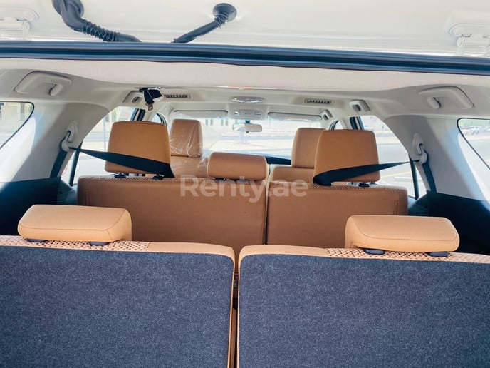 Toyota Fortuner (Blanco), 2021 para alquiler en Dub&aacute;i