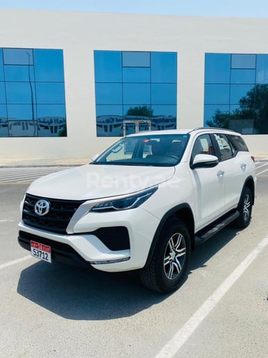 Toyota Fortuner (Blanco), 2021 para alquiler en Dub&aacute;i