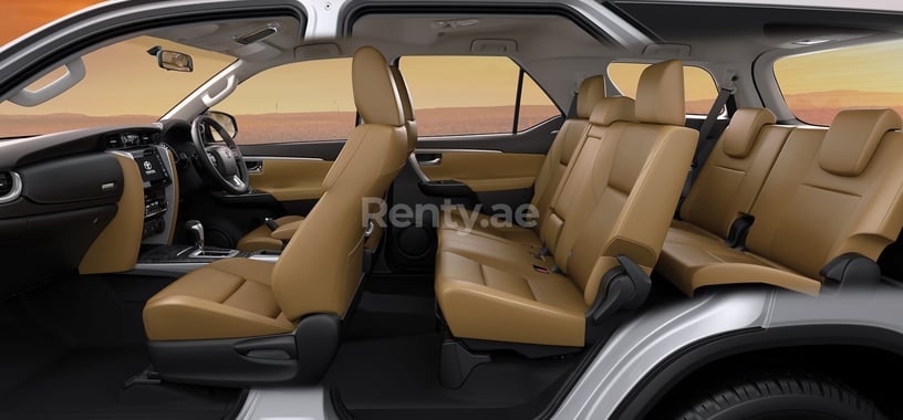 在迪拜 租 丰田Fortuner (白色), 2021