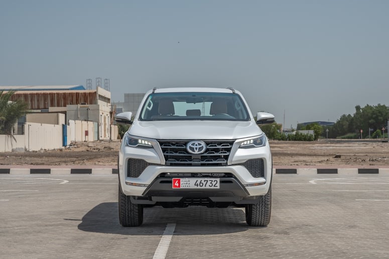 Toyota Fortuner (Blanc), 2024 &agrave; louer &agrave; Abu Dhabi