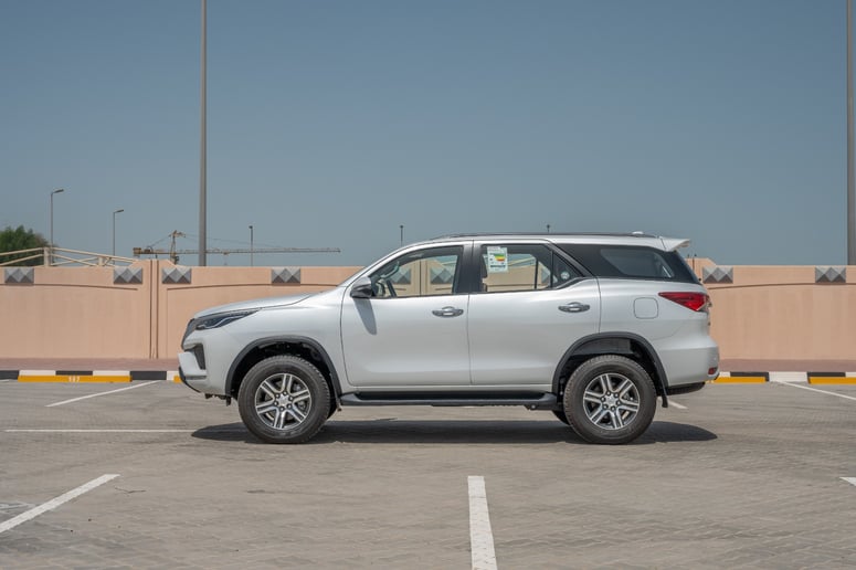 Toyota Fortuner (Blanc), 2024 &agrave; louer &agrave; Abu Dhabi