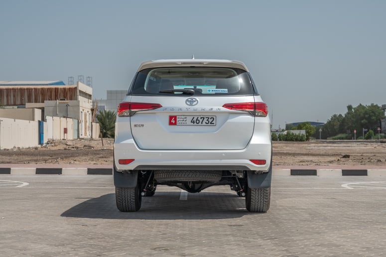 Toyota Fortuner (Blanc), 2024 &agrave; louer &agrave; Abu Dhabi