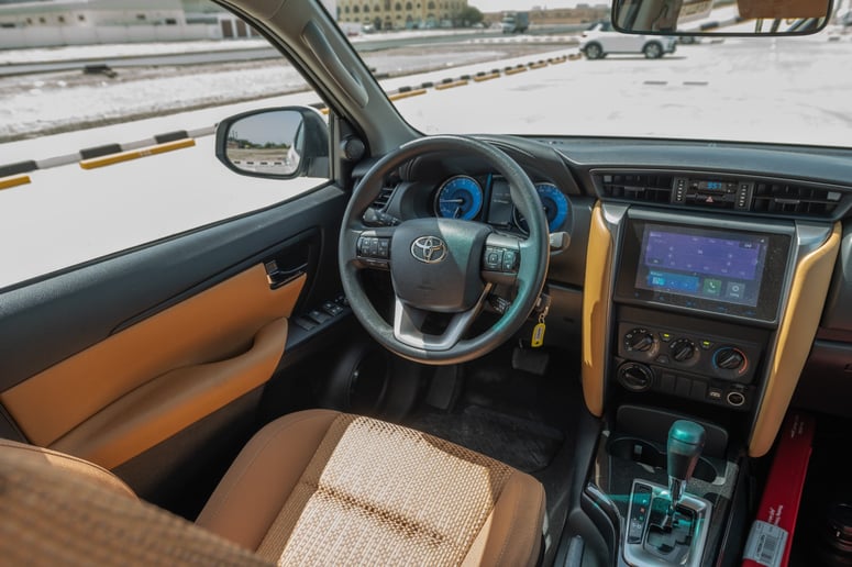 Toyota Fortuner (Blanc), 2024 &agrave; louer &agrave; Abu Dhabi