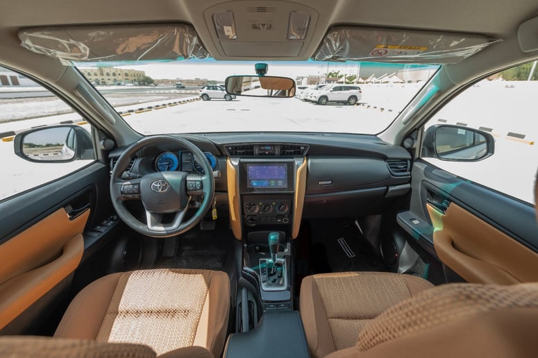 Toyota Fortuner (Blanc), 2024 &agrave; louer &agrave; Abu Dhabi