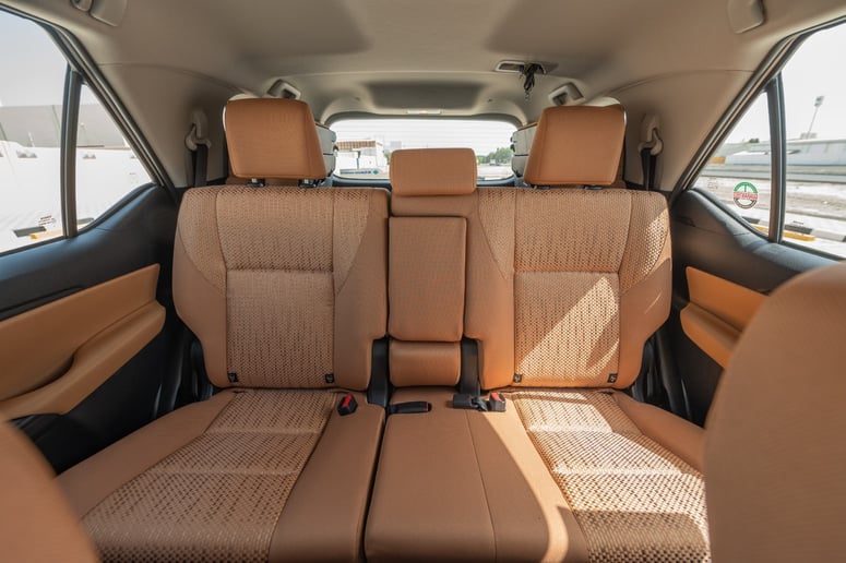 Toyota Fortuner (Blanc), 2024 &agrave; louer &agrave; Abu Dhabi