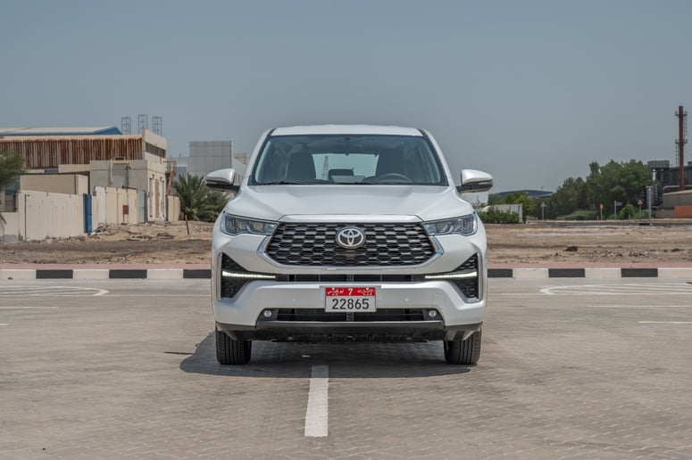 Toyota Innova (Wei&szlig;), 2024  zur Miete in Abu Dhabi