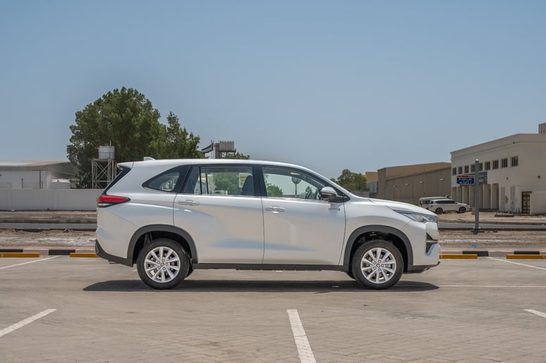Toyota Innova (Wei&szlig;), 2024  zur Miete in Abu Dhabi
