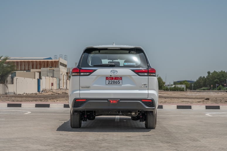 Toyota Innova (Wei&szlig;), 2024  zur Miete in Abu Dhabi
