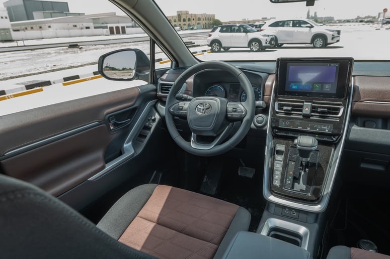 Toyota Innova (Wei&szlig;), 2024  zur Miete in Abu Dhabi