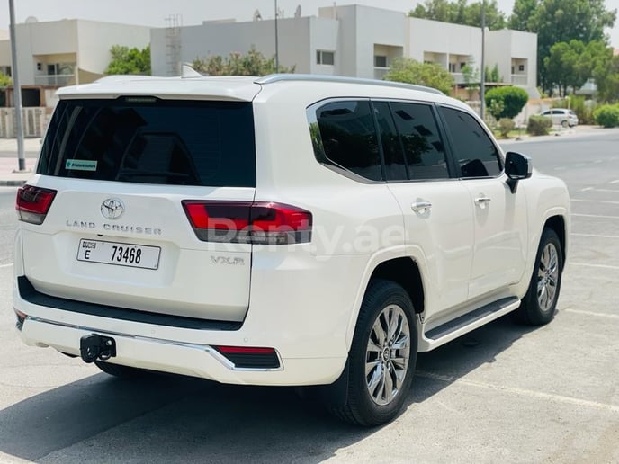 Toyota Land Cruiser 300 (Wei&szlig;), 2021  zur Miete in Dubai