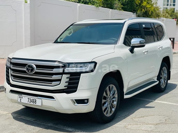 Toyota Land Cruiser 300 (Wei&szlig;), 2021  zur Miete in Dubai