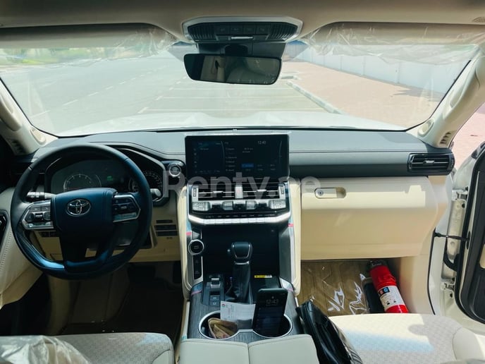 Toyota Land Cruiser 300 (Wei&szlig;), 2021  zur Miete in Dubai