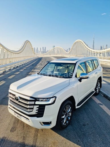 Toyota Land Cruiser VXR V6 (Wei&szlig;), 2022  zur Miete in Dubai