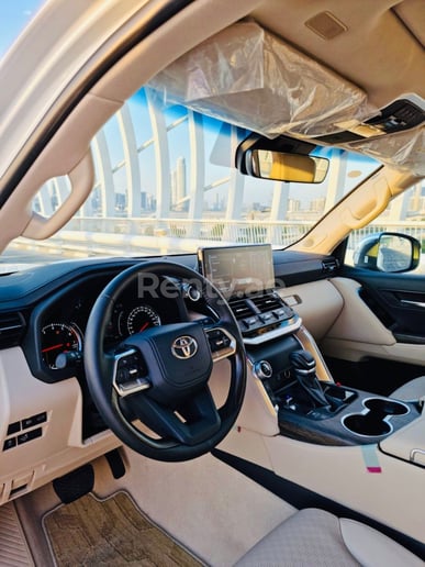 Toyota Land Cruiser VXR V6 (Wei&szlig;), 2022  zur Miete in Dubai