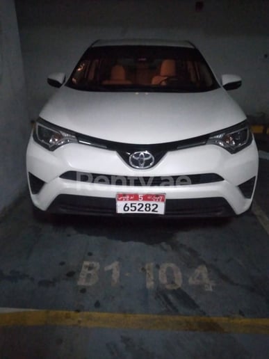 إيجار تويوتا RAV4 (أبيض), 2018 في دبي