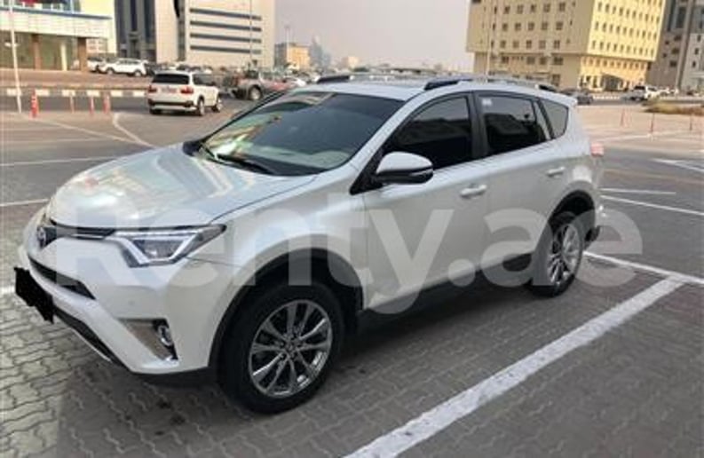 إيجار تويوتا RAV4 (أبيض), 2018 في دبي