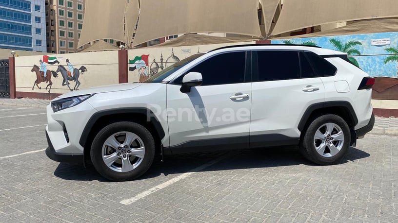 إيجار تويوتا RAV4 (أبيض), 2019 في دبي