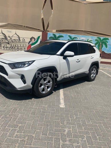 إيجار تويوتا RAV4 (أبيض), 2019 في دبي