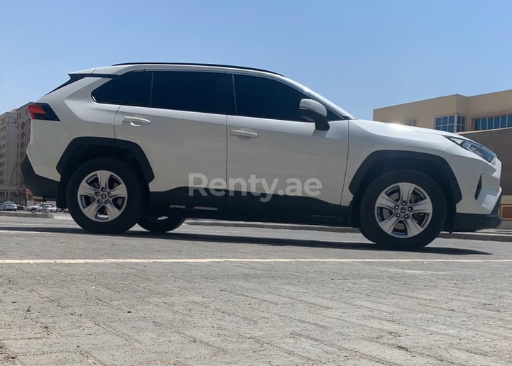 إيجار تويوتا RAV4 (أبيض), 2019 في دبي